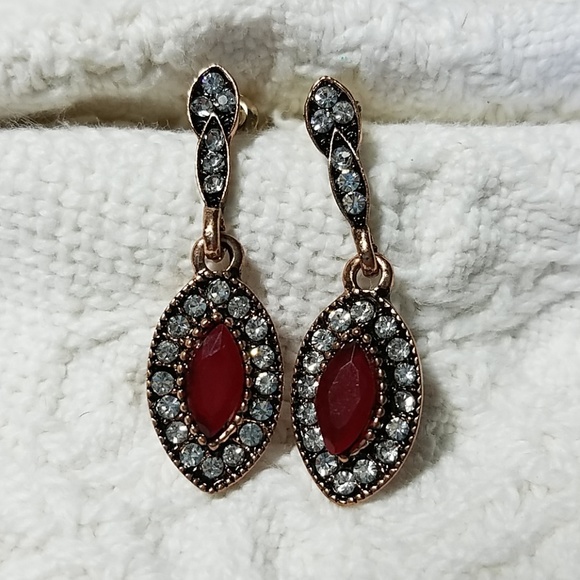 Elegant crystal & ruby red dangle earrings - Picture 1 of 3